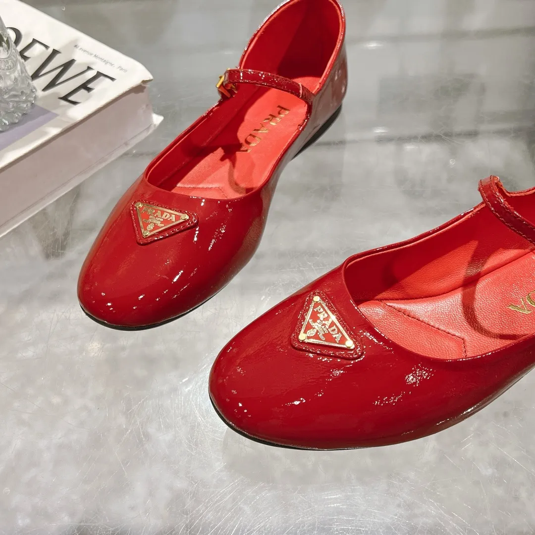 👟👟Ex-factory price 440👟👟 🔥🔥✨Prada/Prada 2024ss spring and summer new products are now available🌟 Mary Jane flat ballet shoes Soft and comfortable, recommended by major bloggers in Little Red Book, proper college style ➕Commuting 1-1 development Round-head golden triangle button Fabric: patent leather, sheepskin, silk fabric Sheepskin lining code number: 35 to 40 (41 is custom-made and cannot be returned or exchanged)